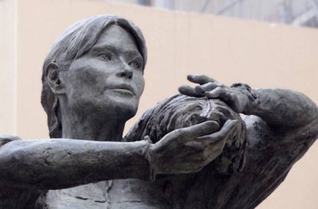 Σφοδρές αντιδράσεις για το άγαλμα της Κάρλα Μπρούνι