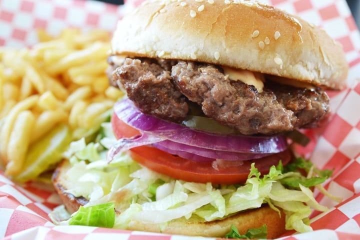 Συνταγή της ημέρας: Ζουμερό cheeseburger