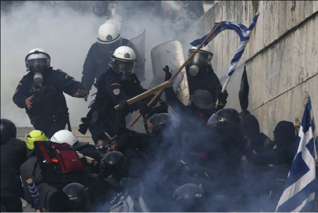 Χημικά, ξύλο, μαχαιρώματα και λιποθυμίες διέλυσαν το συλλαλητήριο