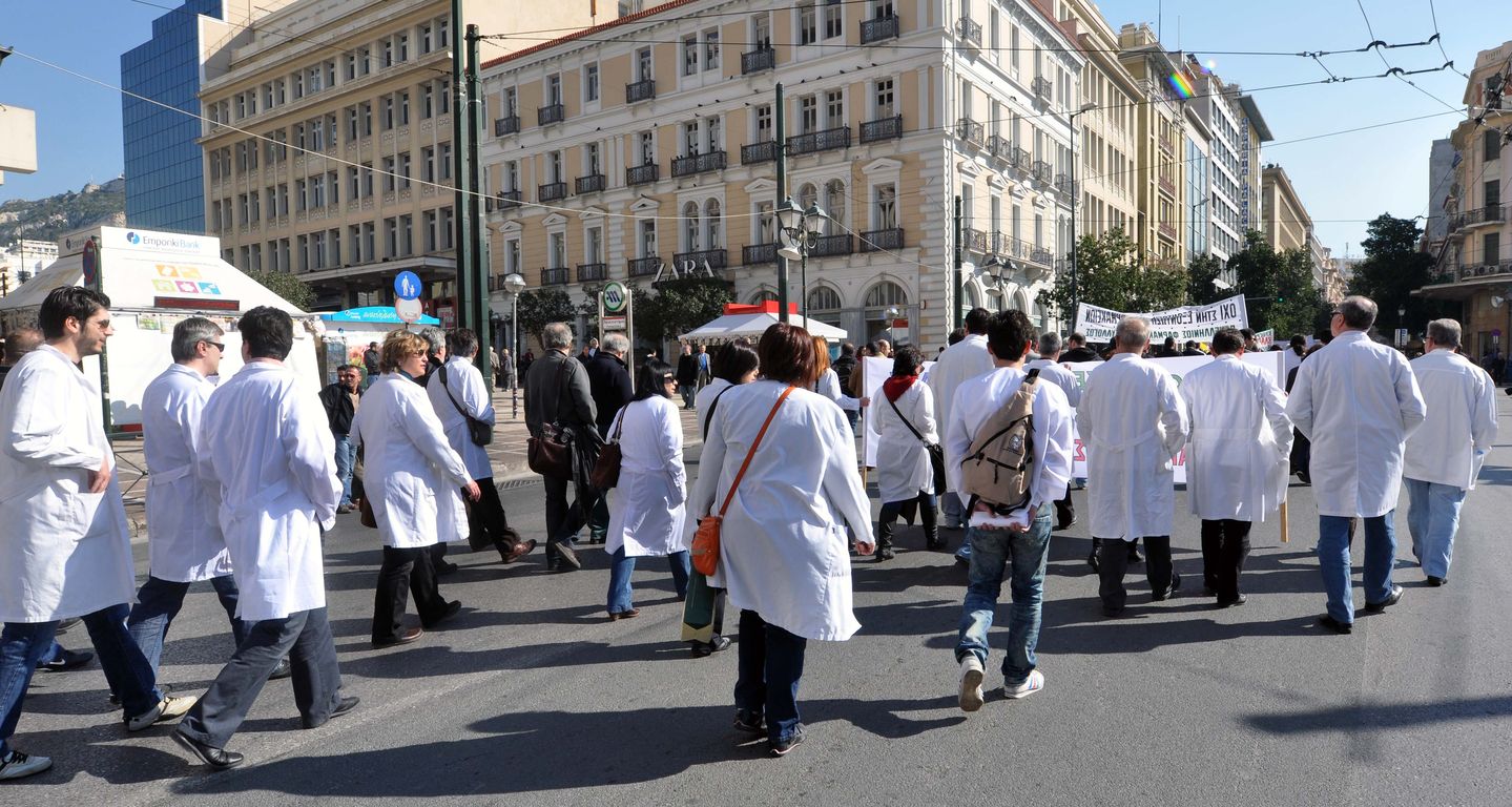 Στους δρόμους πάλι σήμερα οι υγειονομικοί για τα βαρέα και ανθυγιεινά