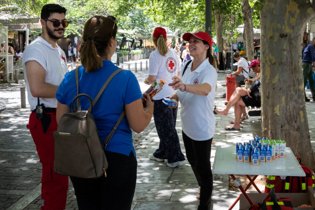 Κλιμάκιο του Ελληνικού Ερυθρού Σταυρού δίπλα στους πολίτες τις ημέρες του καύσωνα