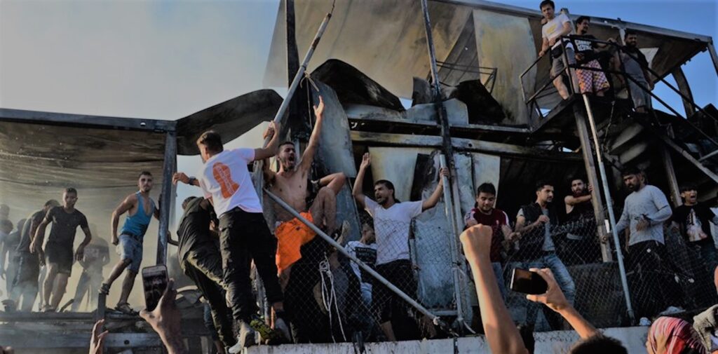 Φωτιά στη Μόρια: Εννέα άνδρες, έξι γυναίκες και δύο παιδιά μεταφέρθηκαν στο νοσοκομείο Μυτιλήνης