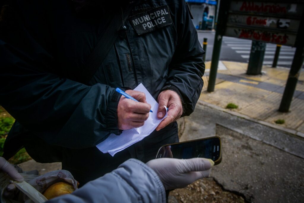 Αυστηρό lockdown σε νομούς και  δήμους 