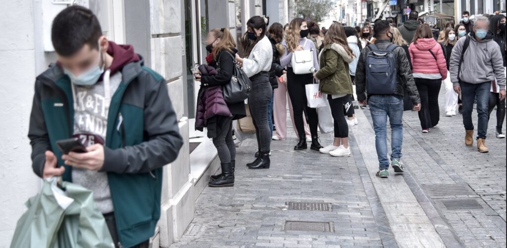 Μουδιασμένοι κυβέρνηση - ειδικοί με τις εικόνες συνωστισμού το Σαββατοκύριακο 