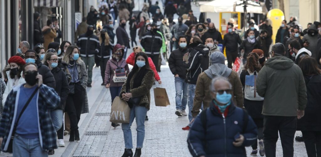 Μετάλλαξη και συνωστισμός στα καταστήματα ανησυχούν τους ειδικούς - Αγωνία για την επόμενη μέρα 