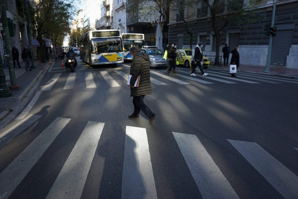 Σκέψεις για απαγόρευση κυκλοφορίας από τις 18.00 το Σαββατοκύριακο 