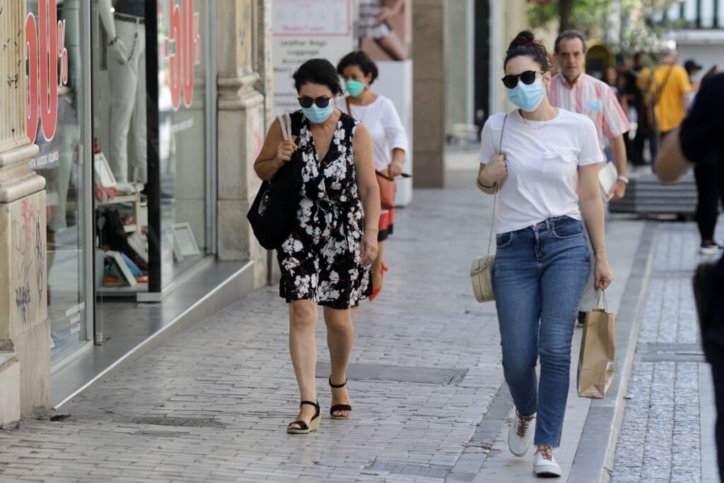 Στο τραπέζι συζητήσεις για προνόμια σε εμβολιασμένους - Τα σενάρια που εξετάζει η κυβέρνηση 