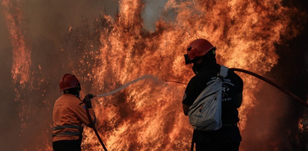 Στις φλόγες για δεύτερη μέρα Κορινθία και Δυτική Αττική: Διάσπαρτες εστίες φωτιάς -Σηκώθηκαν εναέρια μέσα