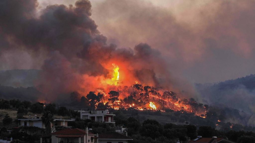 Φωτιά στον Σχίνο Κορινθίας: Μάχη με τις φλόγες - Εκκενώθηκαν χωριά