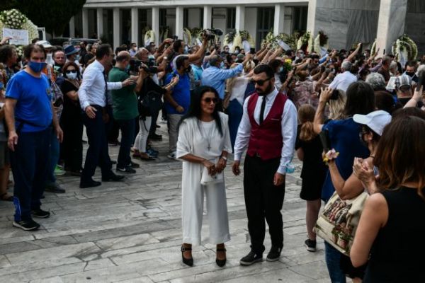 Κηδεία Τόλη Βοσκόπουλου: Ντυμένη στα λευκά του είπε το τελευταίο αντίο η Ζωζώ Σαπουντζάκη [pic]