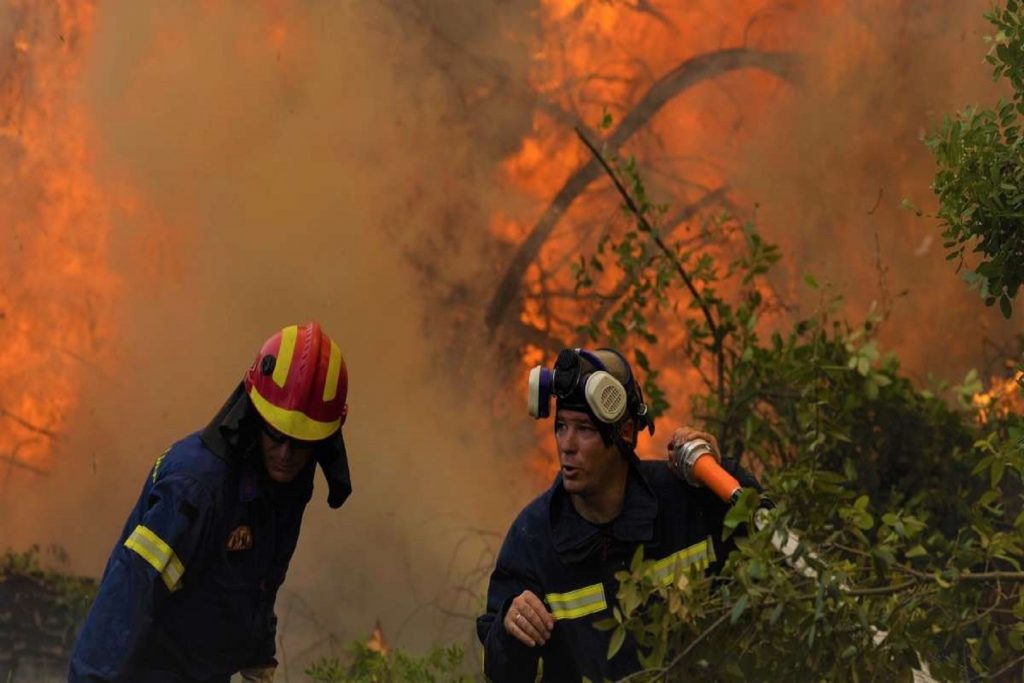 Μαίνεται και σήμερα η φωτιά στα Δερβενοχώρια