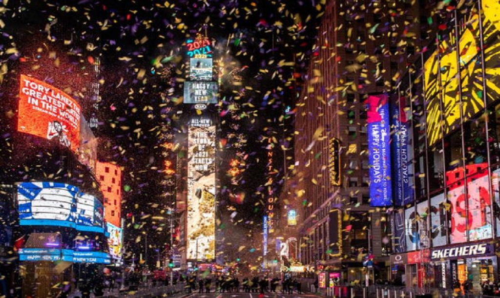 Η παραμονή της Πρωτοχρονιάς φαίνεται πιο οικεία φέτος στην Times Square σε όσους έχουν εμβολιαστεί για την COVID-19 