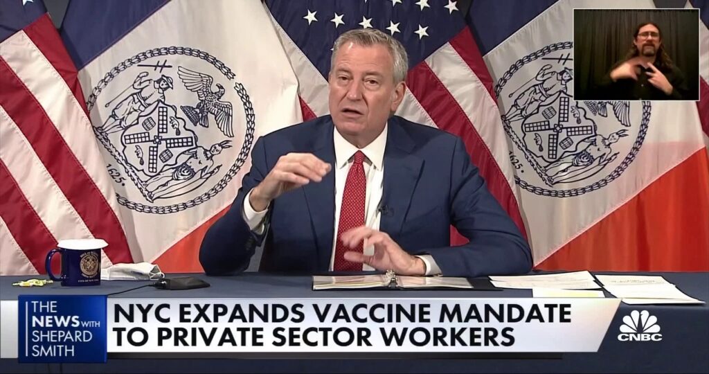 Ο Δήμαρχος Bill de Blasio ανακοίνωσε τη Δευτέρα ότι η πόλη της Νέας Υόρκης εφαρμόζει μια εντολή εμβολίου covid για εργοδότες του ιδιωτικού τομέα.