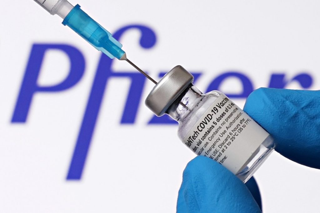 Mια τρίτη δόση Pfizer και BioNTech αυξάνει τους τίτλους εξουδετερωτικών αντισωμάτων κατά 25 φορές σε σύγκριση με δύο δόσεις έναντι της παραλλαγής omicron.