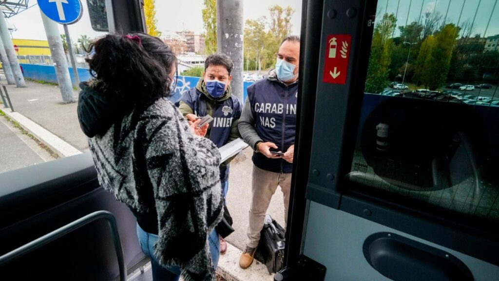 Ασφυκτικός κλοιός για τους ανεμβολίαστους στην Ιταλία 