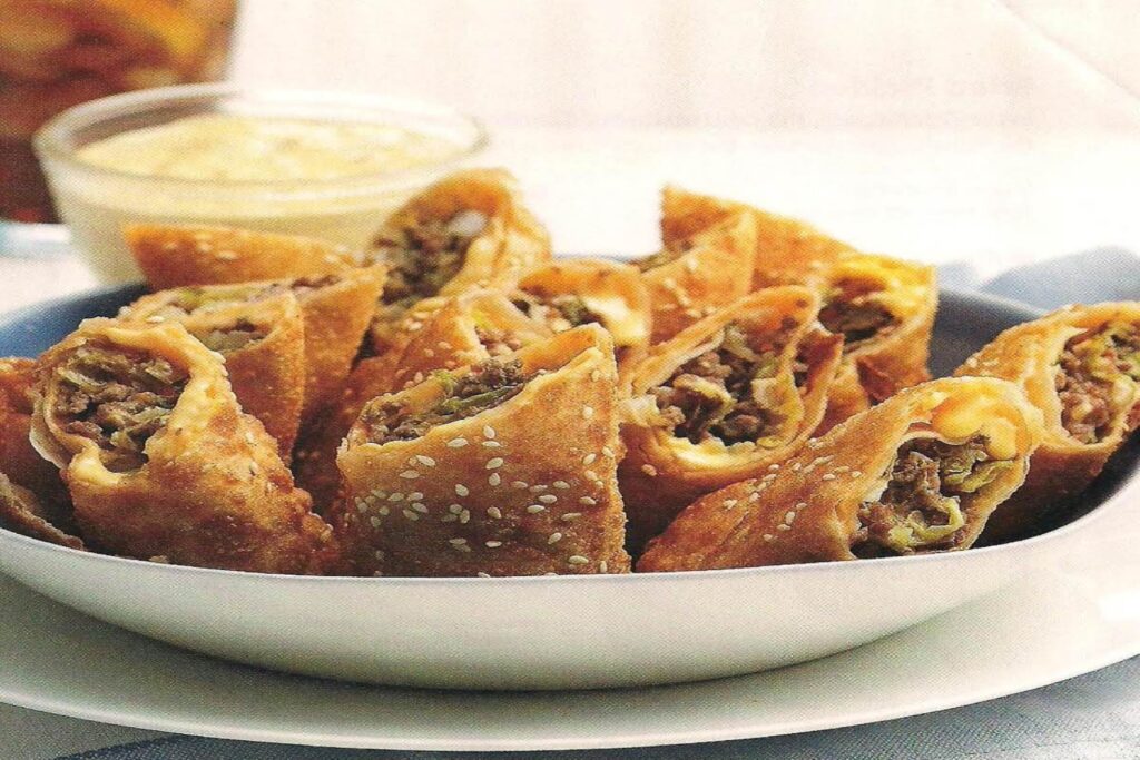 Cheeseburger Roll-ups: Ένα χορταστικό σνακ με πλούσια γεύση που γίνεται πανεύκολα