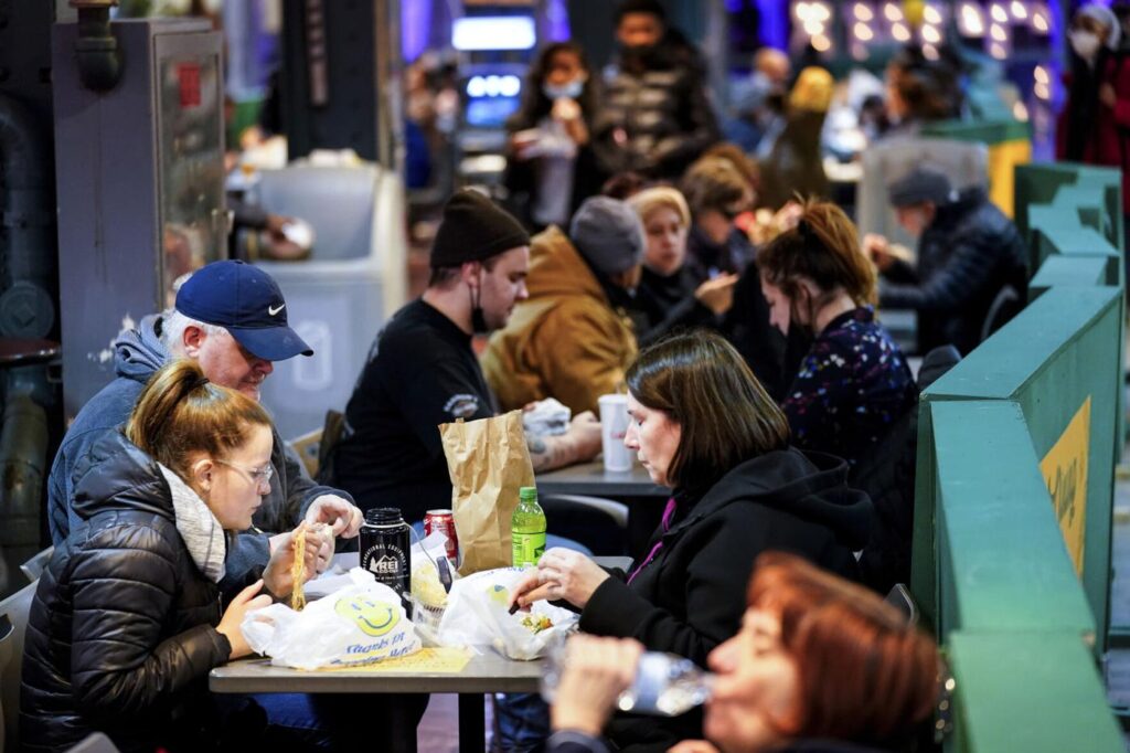 Ανώτατοι αξιωματούχοι υγείας των ΗΠΑ δήλωσαν την Τετάρτη ότι οι ΗΠΑ κινούνται προς μια εποχή που η πανδημία δεν θα αποτελεί κρίση