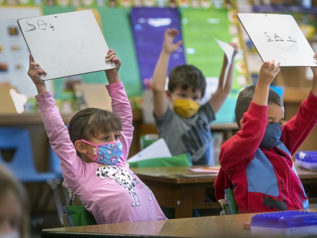 Ομάδα γονέων της Νέας Υόρκης ανακοίνωσε για επικείμενη μήνυση κατά του δημάρχου για τις εντολές του για μάσκα σε παιδιά 4 ετών και κάτω στα σχολεία.