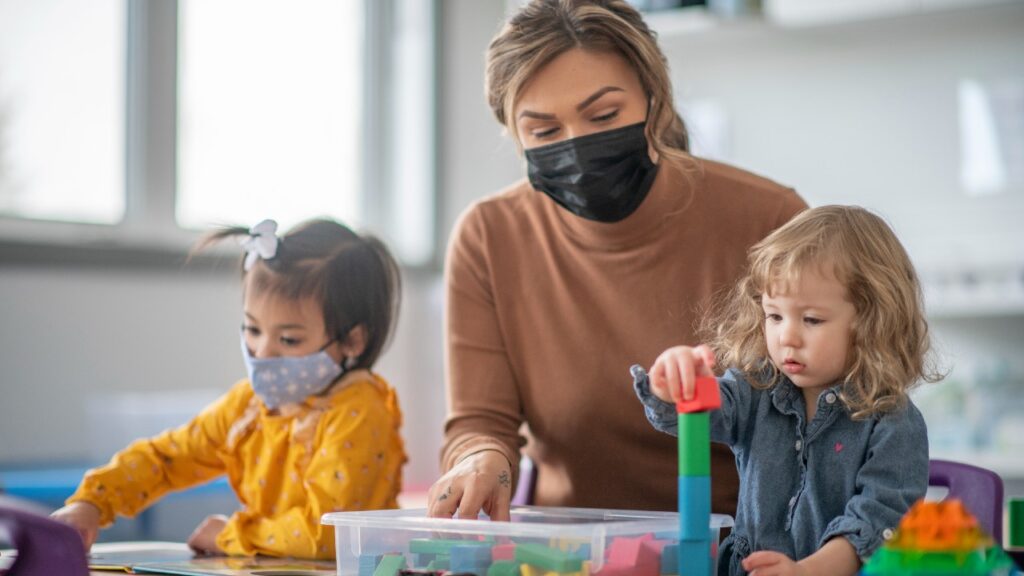 Επικρίσεις για την αμφιλεγόμενη πολιτική της μάσκας στα νήπια που παραμένει στη Νέα Υόρκη από τη Δρα Nicole Saphier