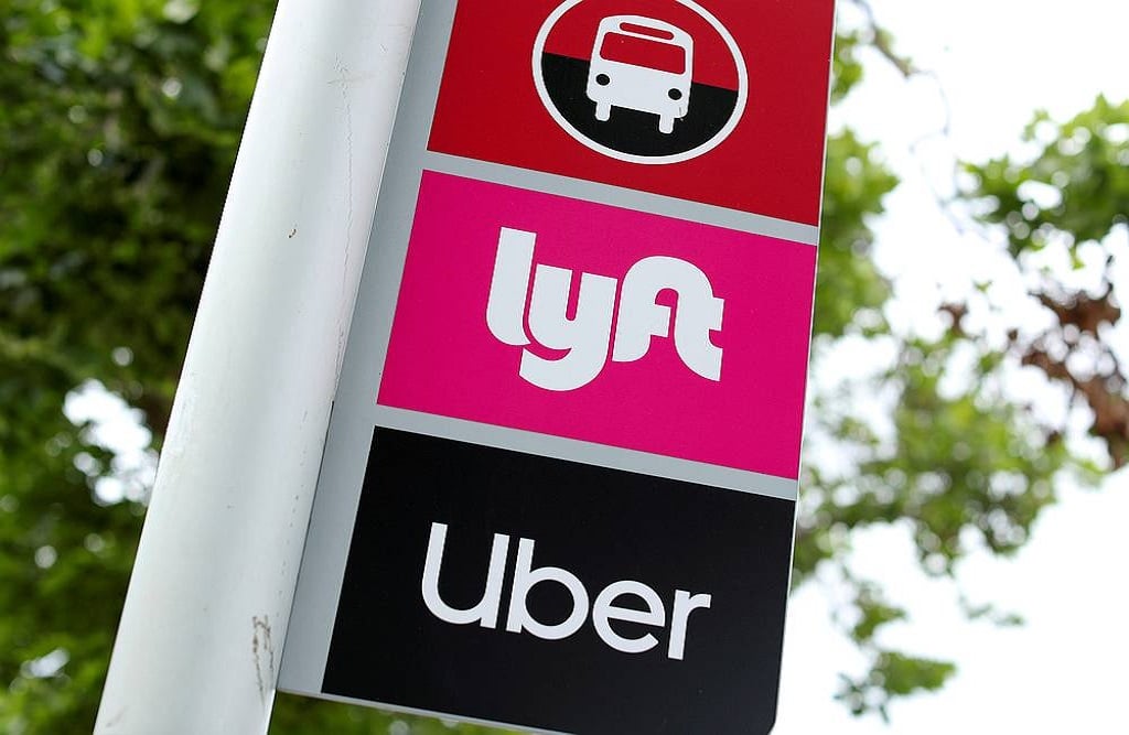 Οι εταιρείες Uber και Lyft αφαίρεσαν τις απαιτήσεις μάσκας σε επιβάτες και οδηγούς την Τρίτη μετά από μια ομοσπονδιακή απόφαση που καταργούσε την εντολή