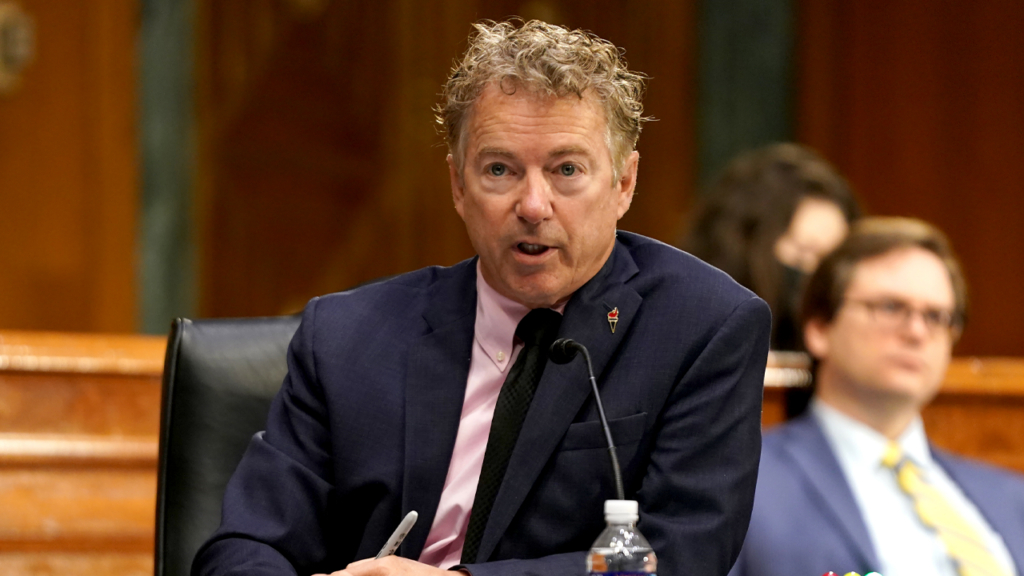 Ο γερουσιαστής Rand Paul εγείρει την πιθανότητα διαφορετικών προτύπων για τους Δημοκρατικούς πολιτικούς και το ευρύ κοινό σχετικά με τη λήψη μονοκλωνικών αντισωμάτων 