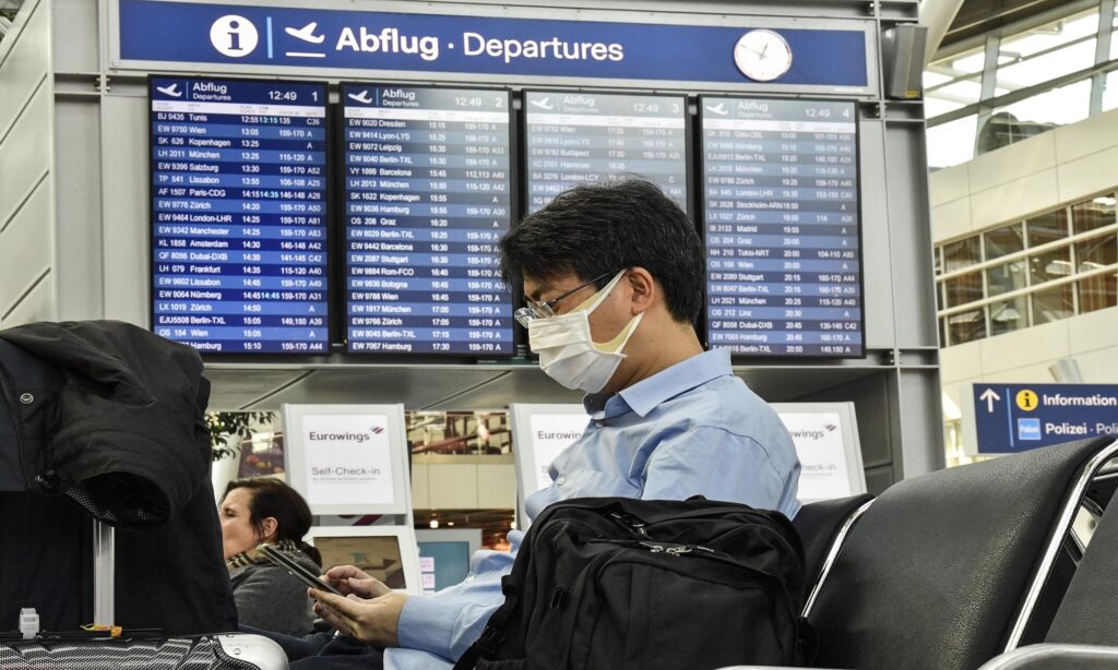 Η Ευρωπαϊκή Ένωση δεν θα απαιτεί πλέον μάσκες στα αεροδρόμια και στα αεροπλάνα από την επόμενη εβδομάδα, δήλωσαν οι αρχές την Τετάρτη