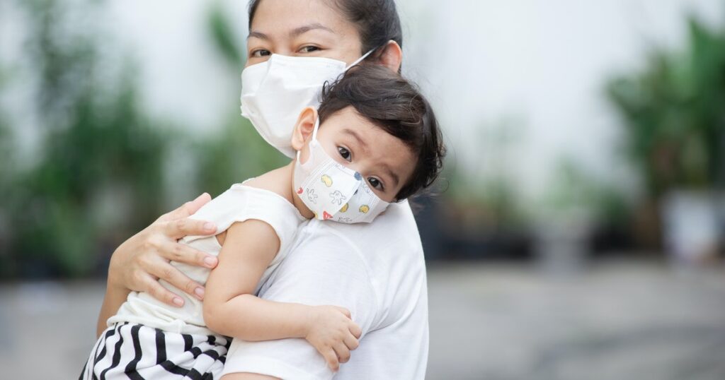 Το CDC συνιστά εμβόλια covid για μωρά και παιδιά κάτω των 5 ετών. Ακολουθούν 6 πράγματα που πρέπει να γνωρίζουν οι γονείς