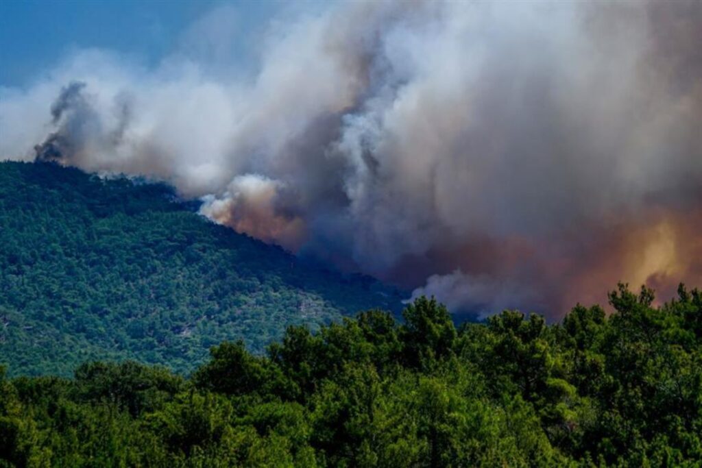 Βατερά: Καίγονται σπίτια, εκκενώνονται οικισμοί στη Μυτιλήνη