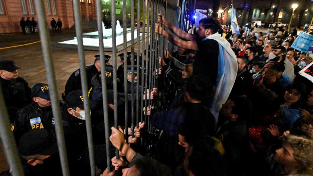 Οι οικονομικές διαμαρτυρίες μαίνονται σε όλο τον κόσμο καθώς αυξάνονται οι προκλήσεις από τον πληθωρισμό, τον πόλεμο στην Ουκρανία και τον κορωνοϊό