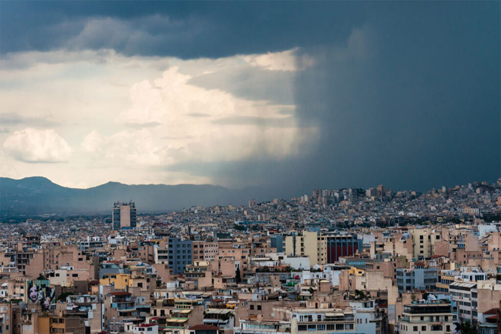 Η κακοκαιρία ξεκινάει με καταιγίδες σε όλη τη χώρα