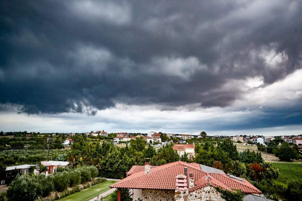 Επιδεινώνεται ο καιρός με ισχυρές βροχές και καταιγίδες