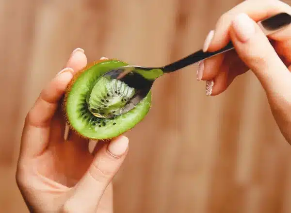 spoon eating kiwi e1680455362892