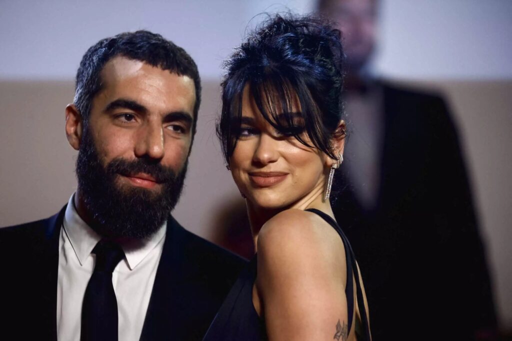 Ο Romain Gavras αγκαλιά στο Φεστιβάλ Καννών με τη Dua Lipa