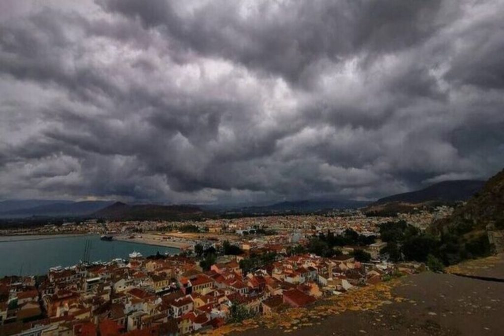 Τοπικές βροχές με νεφώσεις σε όλη τη χώρα