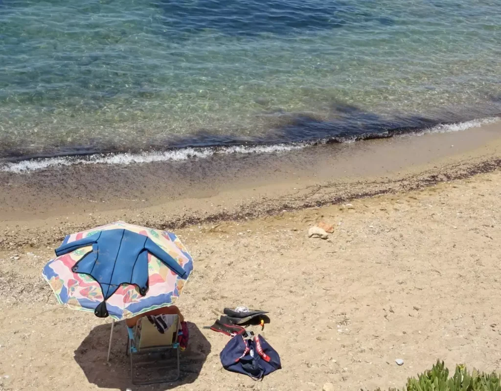 Το υπουργείο Υγείας γνωστοποίησε τις ακτές όπου απαγορεύεται το κολύμπι στην Αττική