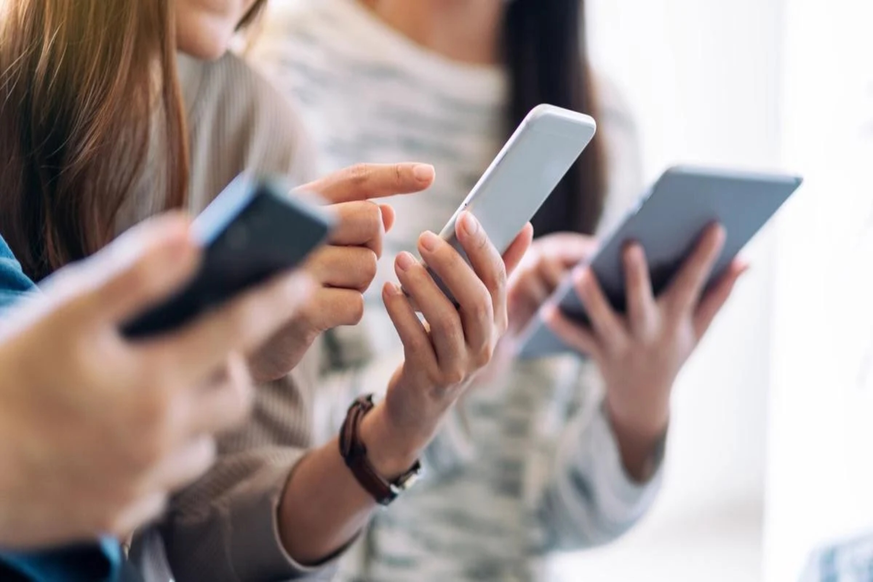 Εφηβεία smartphone: Έρευνα δείχνει ότι η χρήση τηλεφώνου ενισχύει τη διάθεση των εφήβων