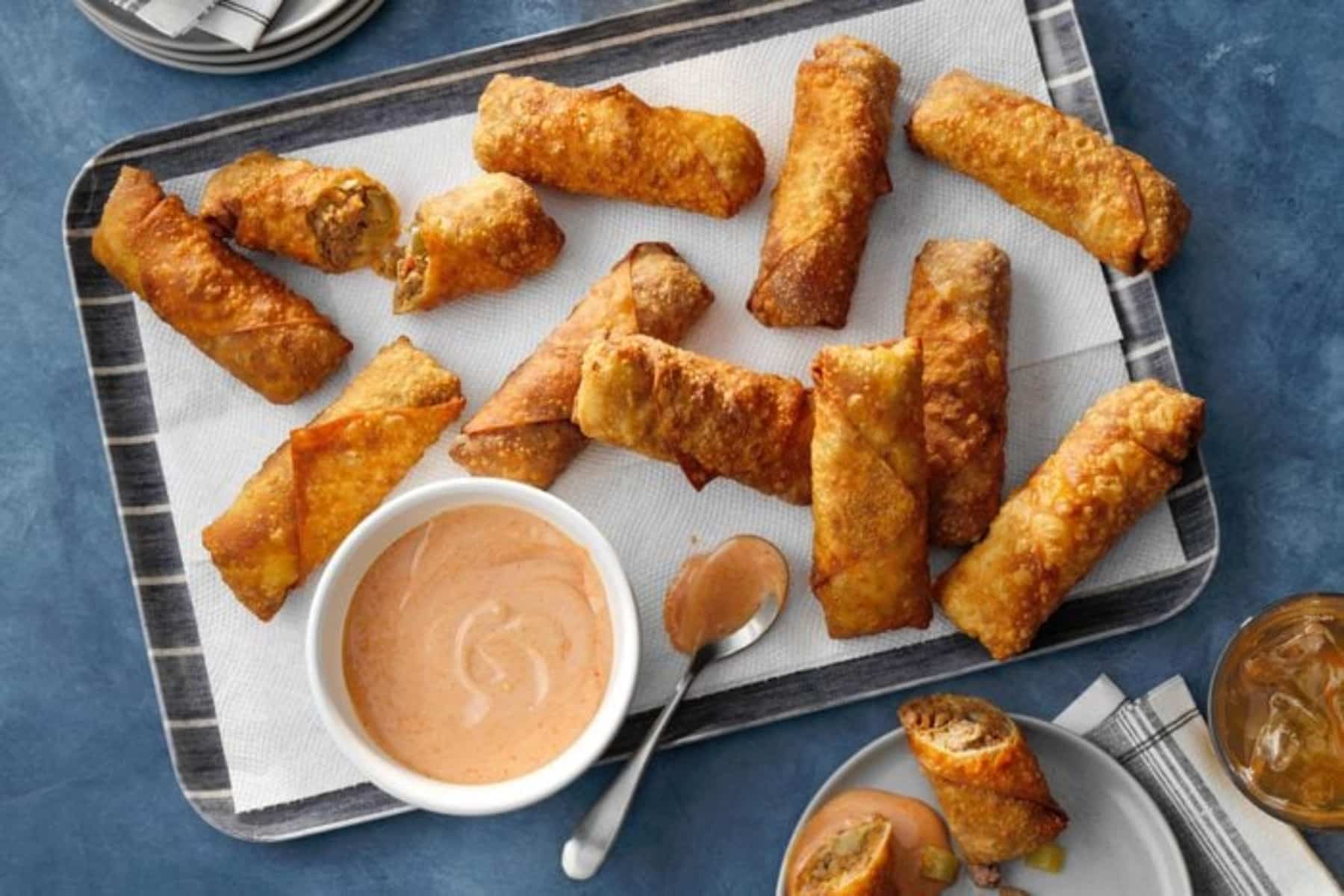 Ρολά αυγού συνταγή: Ψητά egg rolls με γεύση cheeseburger