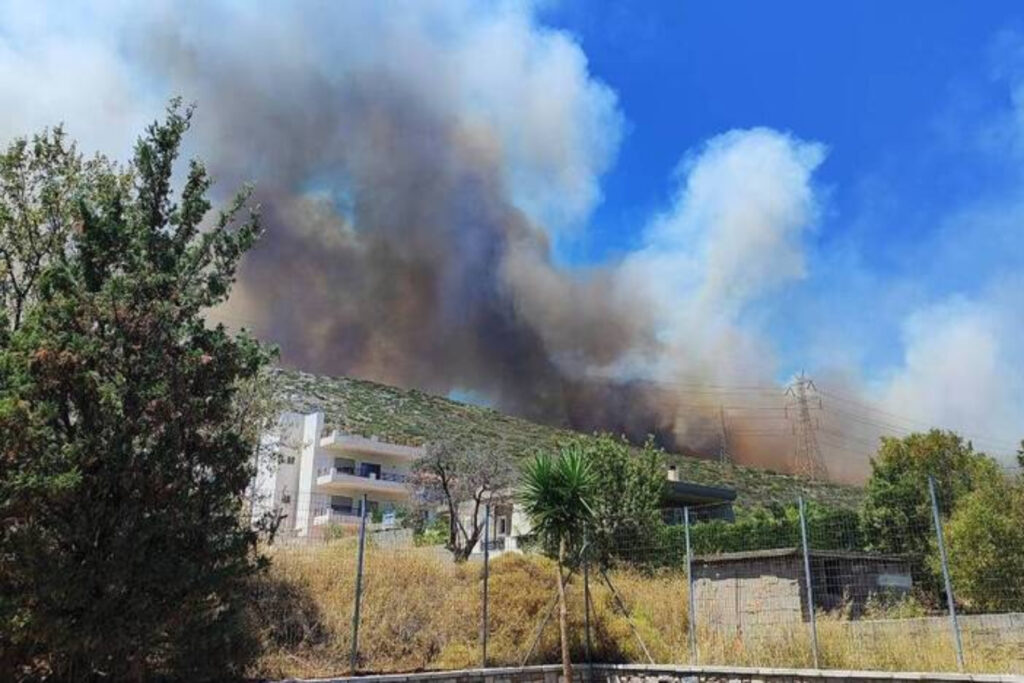 Φωτιά ξέσπασε στην περιοχή του Κουβαρά Αττικής