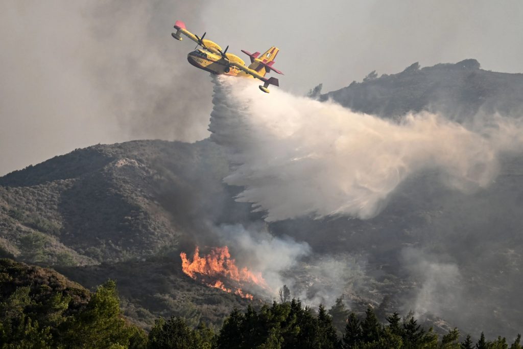 Φωτιά τώρα στην Εύβοια στη θέση Πετριές