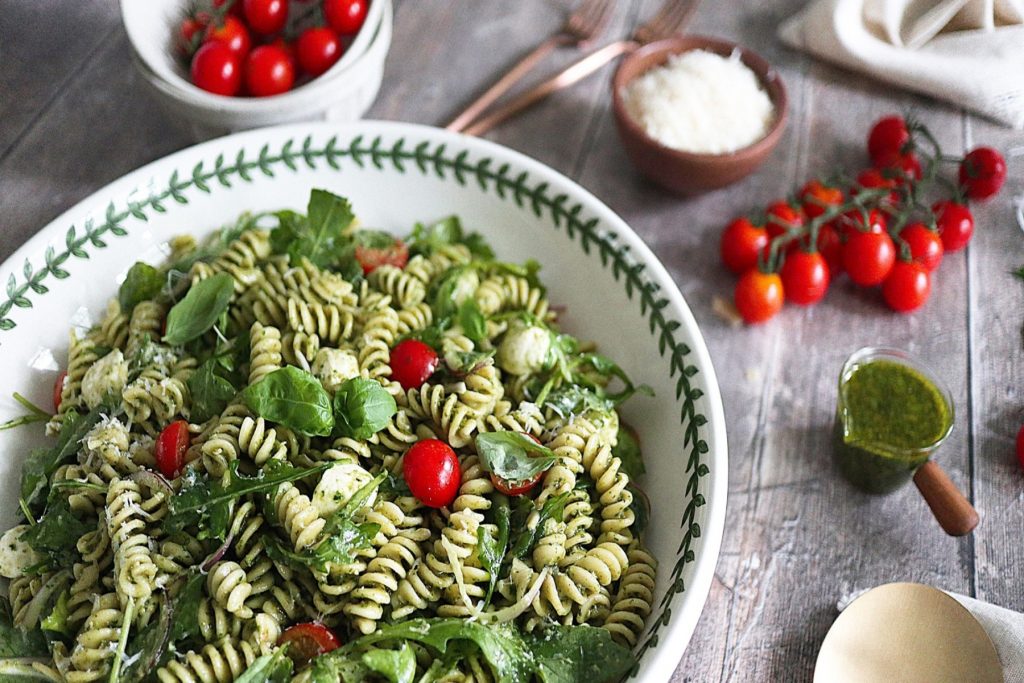 Μια καλοκαιρινή σαλάτα ζυμαρικών με pesto