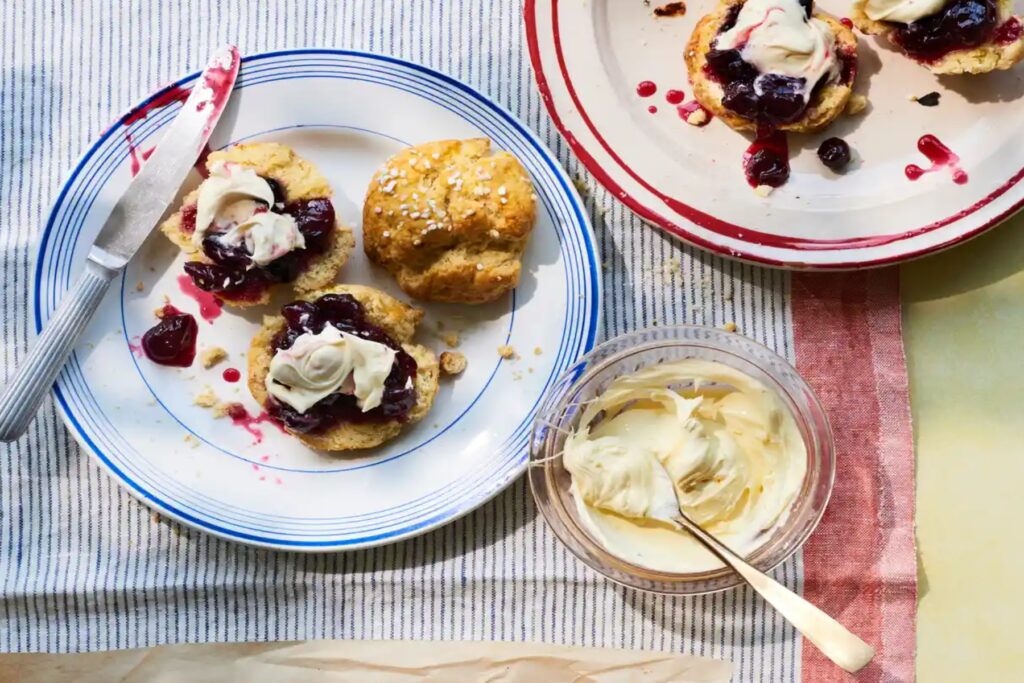 Υπέροχα scones με άρωμα πορτοκάλι και μαρμελάδα κεράσι