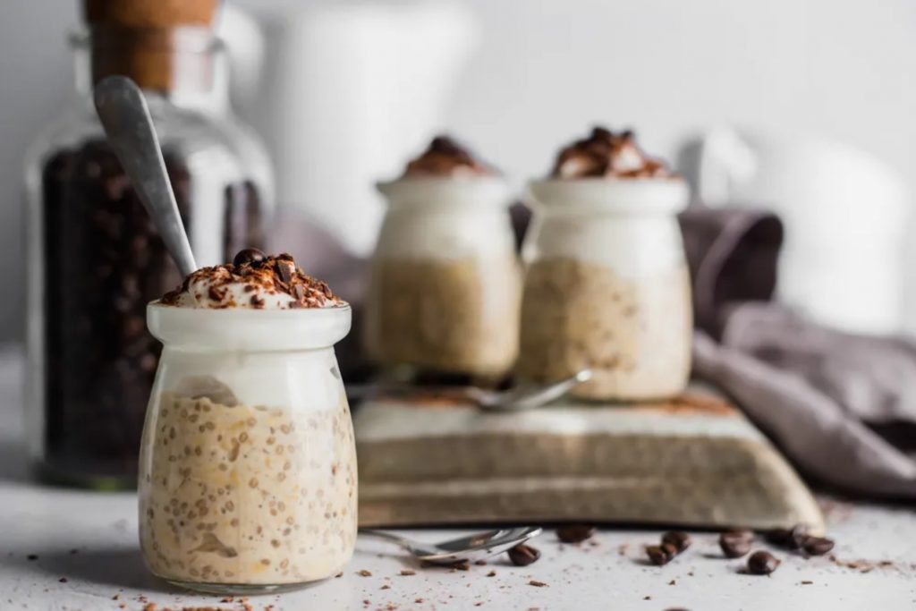 Τιραμισού overnight oats: Ξεκινήστε τη μέρα σας με το καλύτερο επιδόρπιο 