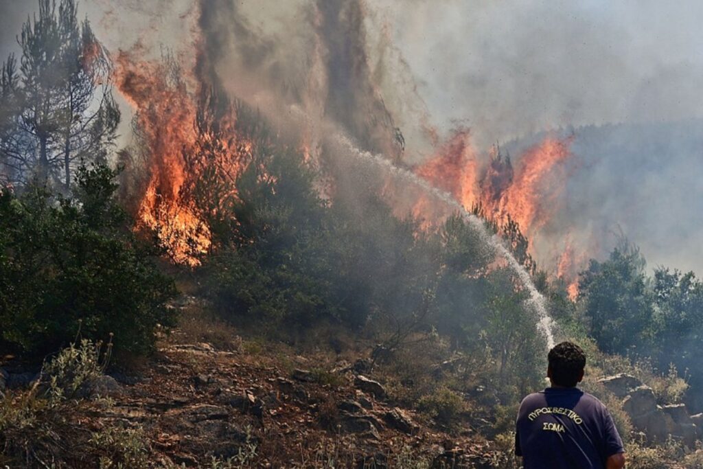 Μαίνεται η πυρκαγιά στο Βελεστίνο με νέα μέτωπα