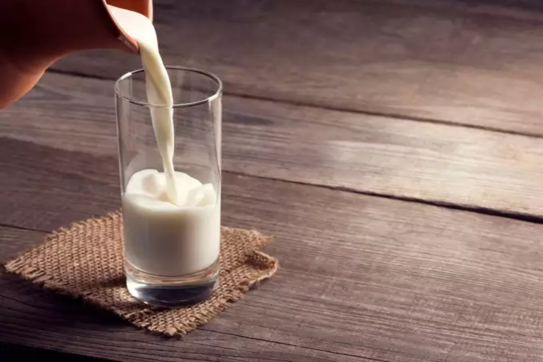 Γάλα: Είναι σημαντικό να βράζουμε το γάλα πριν το πιούμε;