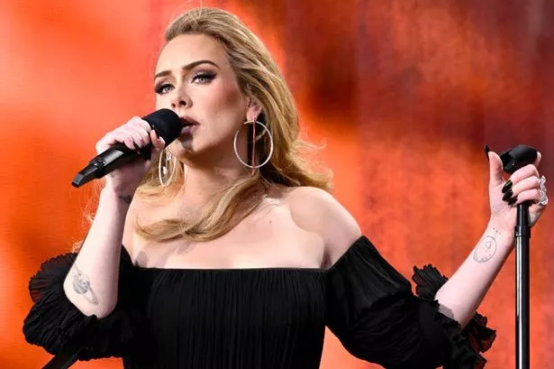 Adele: Ενημερώνει τους θαυμαστές της για την ισχιαλγία που αντιμετωπίζει
