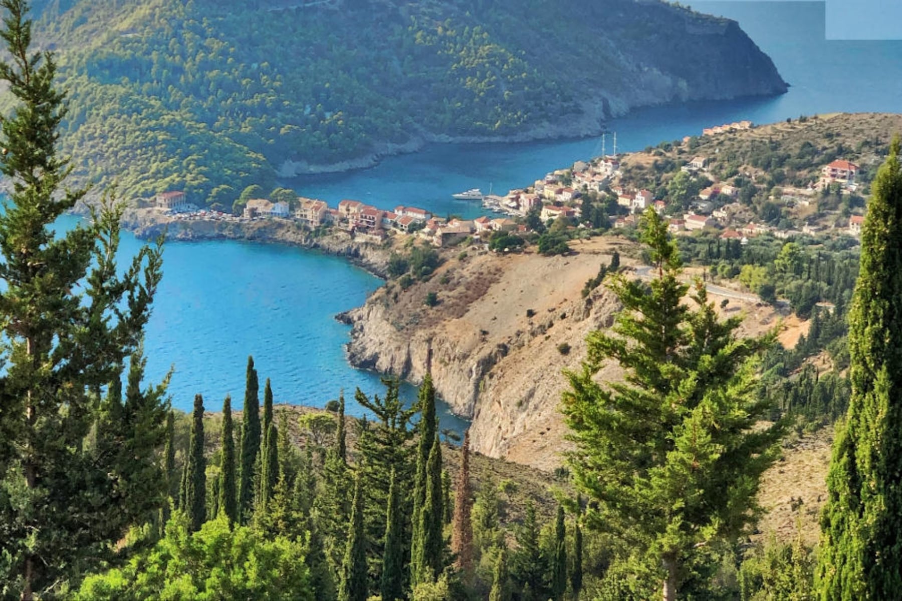 Φωτιά Κεφαλονιά: Μάχη με τη φωτιά στους οικισμούς Αγία Ειρήνη και Ασπρογέρακας