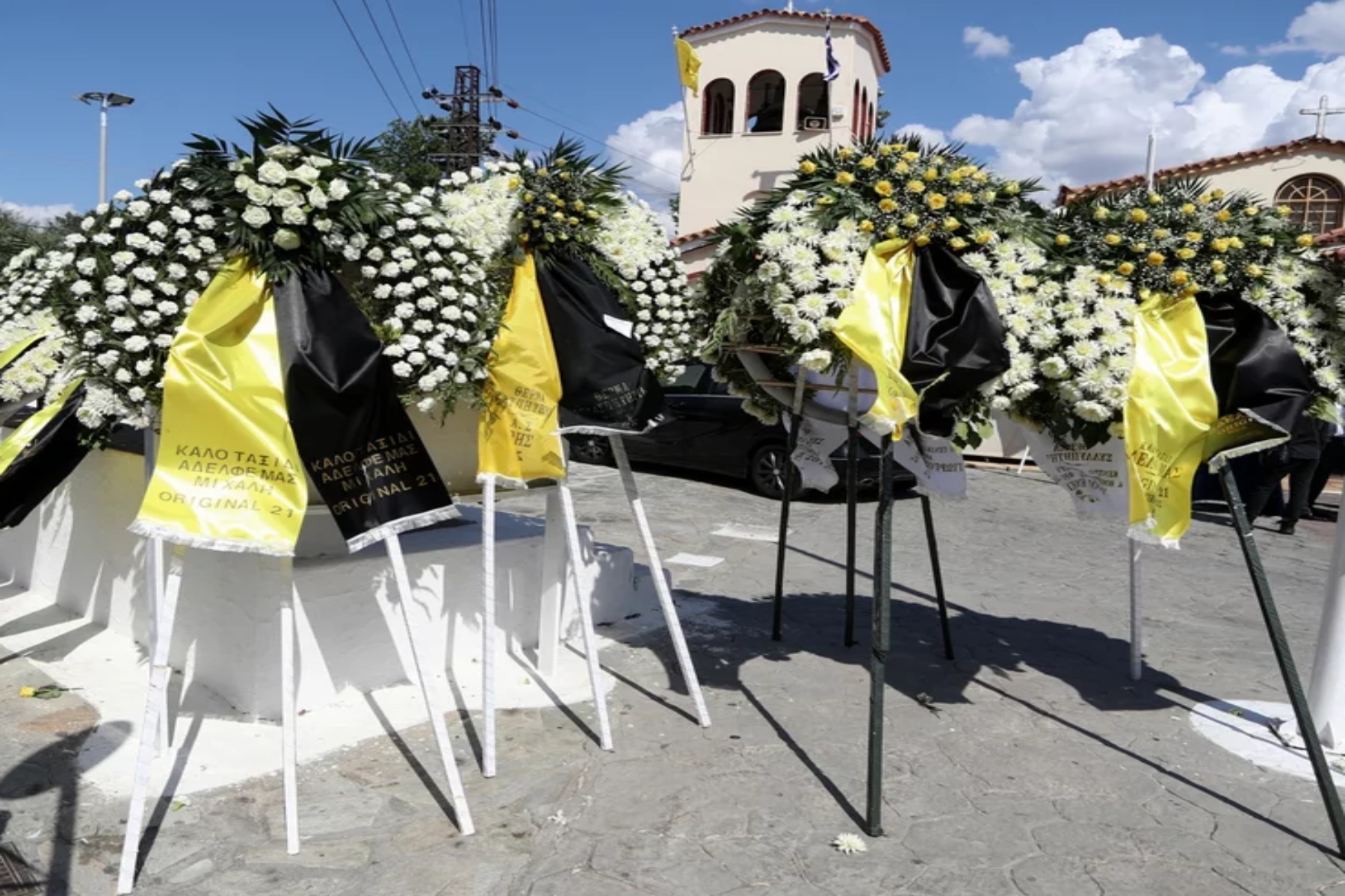 Κηδεία Μιχάλη: Απέραντη θλίψη στην κηδεία του αδικοχαμένου Μιχάλη