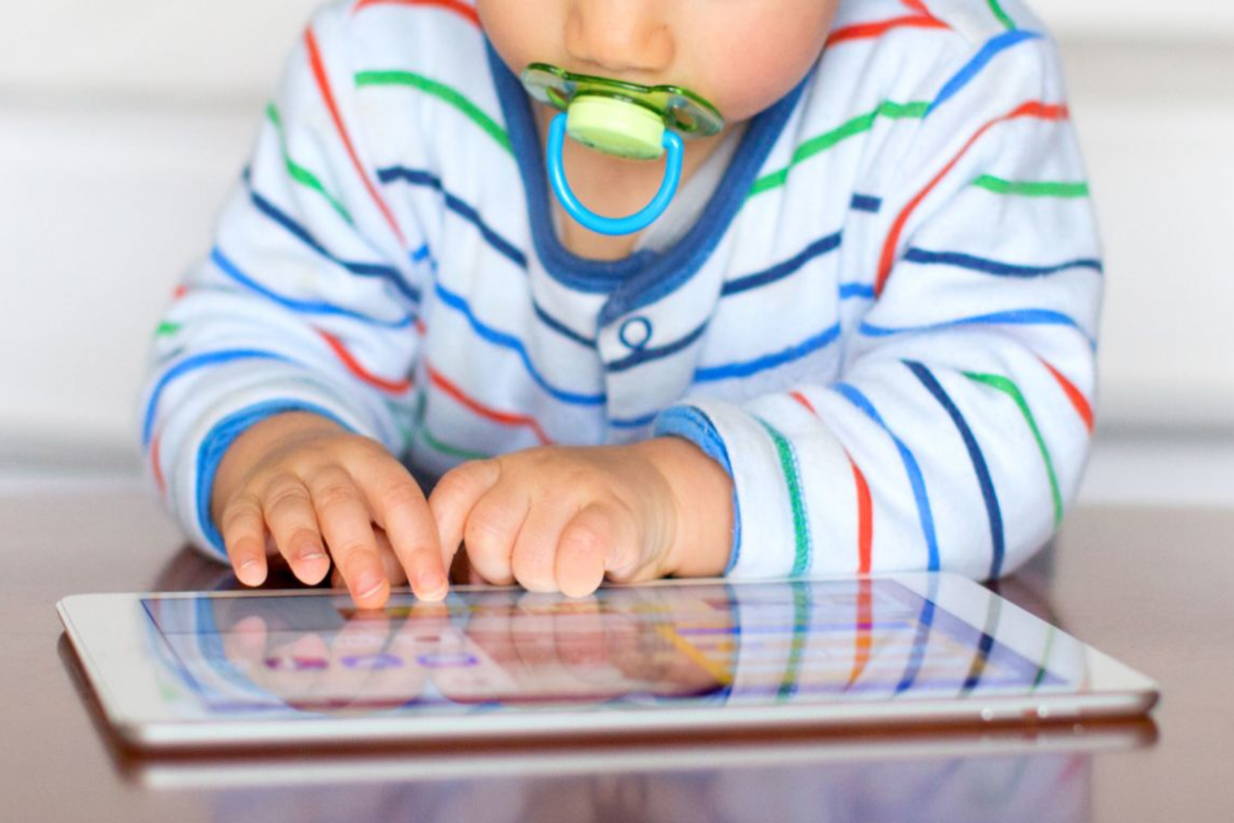 Βρεφική ηλικία: Πώς η χρήση οθόνης επηρεάζει την ανάπτυξη των παιδιών;