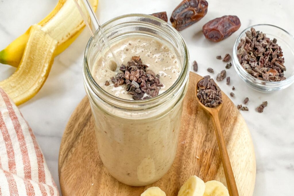 Smoothie με μπανάνα, ταχίνι, κάρδαμο και χουρμάδες