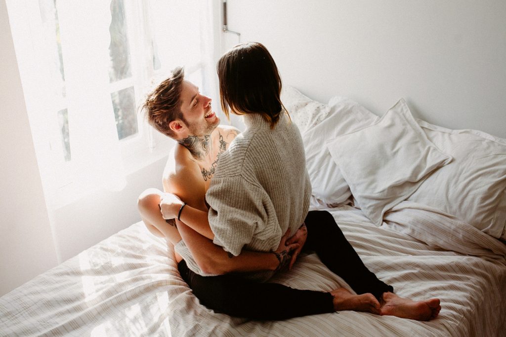 4 τρόποι με τους οποίους το πρωινό σεξ αλλάζει τη σχέση σας